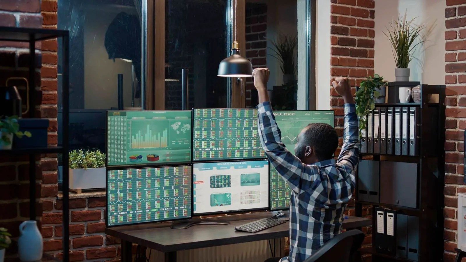 How To Be A Scalper: Beginner's Guide to Scalp Trading Strategies 5 Male Broker Celebrating Stock Market Trading Success